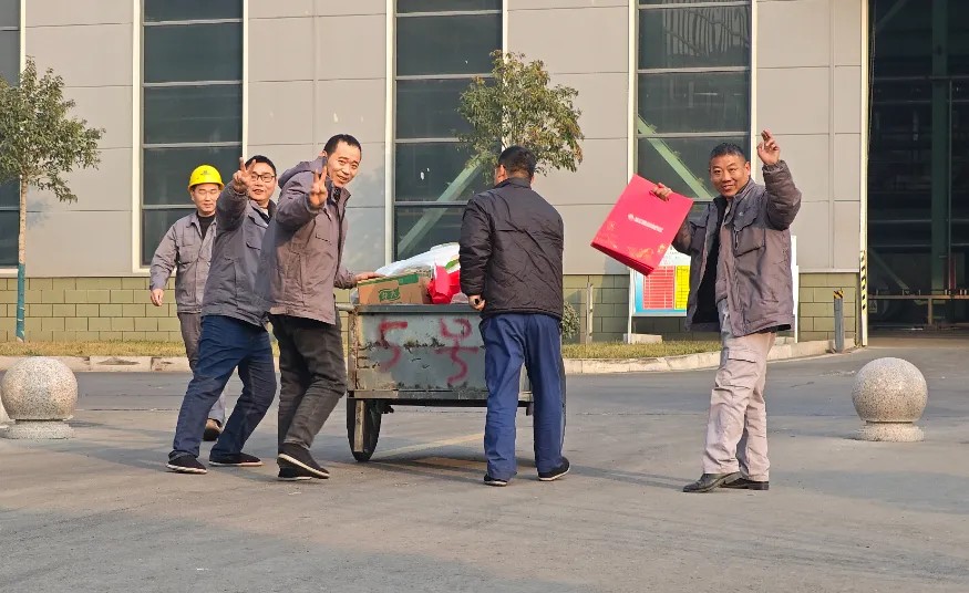 心系員工,情暖新春,乾鋼科技為公司員工發放春節福利